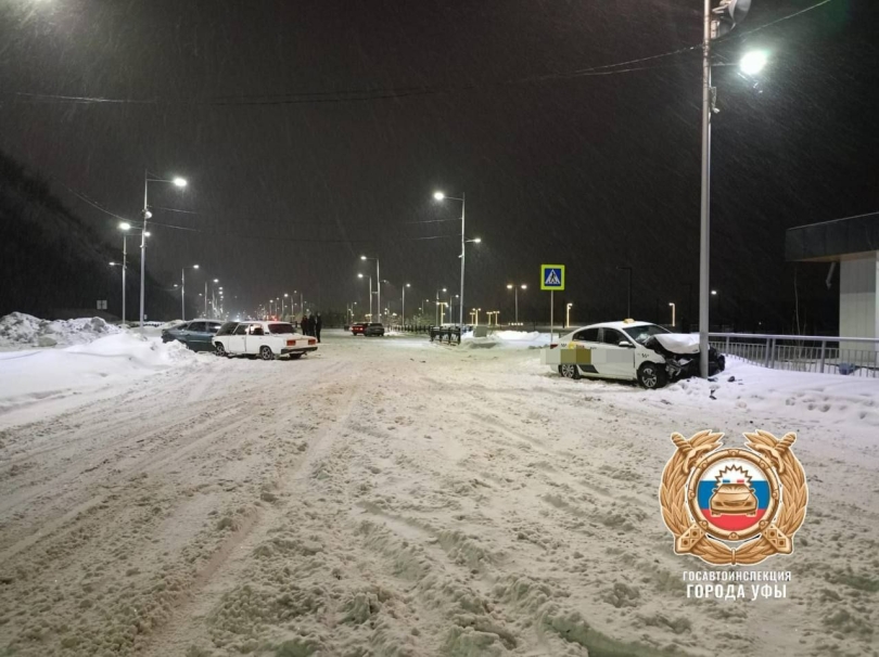 В Уфе при столкновении трех автомобилей пострадали два парня В Уфе при столкновении трех автомобилей пострадали два парня
