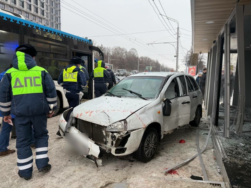 В Уфе водитель автомобиля врезался в автобус и сбил 11-летнего мальчика В Уфе водитель автомобиля врезался в автобус и сбил 11-летнего мальчика