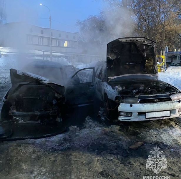 В Уфе на парковке возле жилого дома загорелись два автомобиля В Уфе на парковке возле жилого дома загорелись два автомобиля