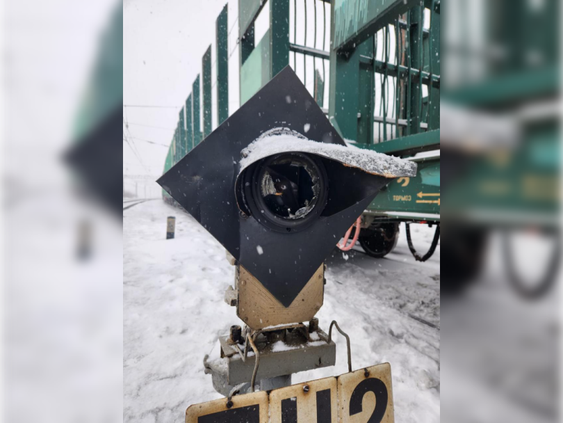 В Башкирии двое детей устроили опасные игры на железной дороге и разбили светофор В Башкирии двое детей устроили опасные игры на железной дороге и разбили светофор