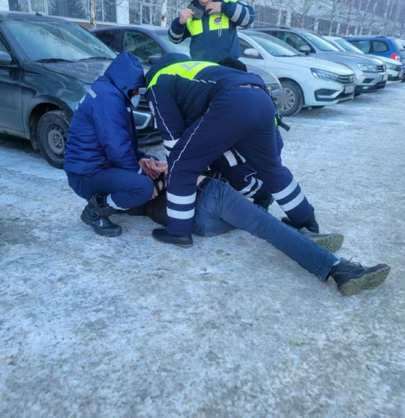 В Уфе пьяный мужчина пытался скрыться от сотрудников ГАИ В Уфе пьяный мужчина пытался скрыться от сотрудников ГАИ