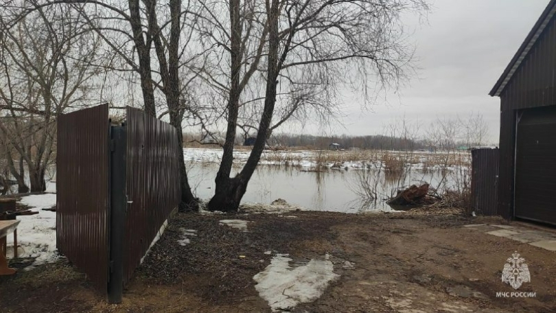 Под Уфой вышедшая из берегов река подходит к жилым домам Под Уфой вышедшая из берегов река подходит к жилым домам
