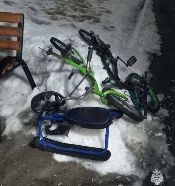 В Башкирии неизвестный поджег велосипеды и снегокат в двухэтажном доме В Башкирии неизвестный поджег велосипеды и снегокат в двухэтажном доме
