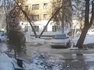 В Башкирии следователи устанавливают обстоятельства падения наледи возле женщины с ребенком