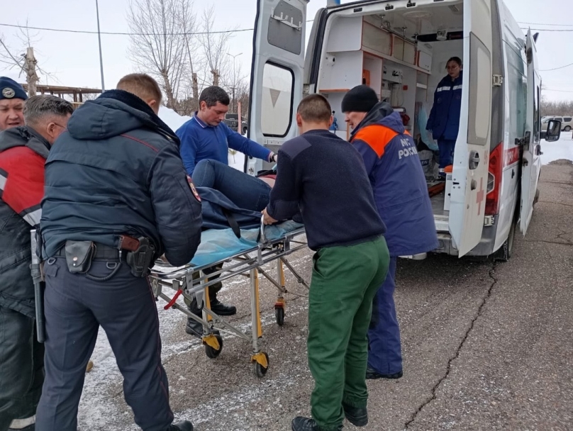 В Башкирии спасатели достали из реки женщину В Башкирии спасатели достали из реки женщину