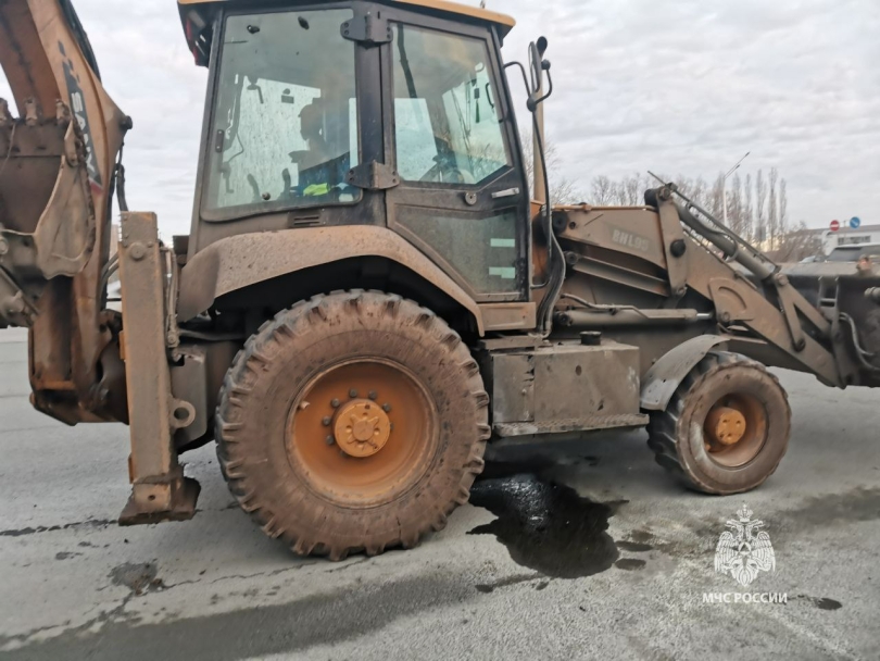 В Уфе на ходу загорелся экскаватор-погрузчик В Уфе на ходу загорелся экскаватор-погрузчик