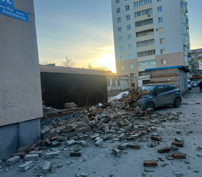 В Уфе ограждение магазина обрушилось на две иномарки В Уфе ограждение магазина обрушилось на две иномарки