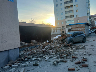 В Уфе ограждение магазина обрушилось на две иномарки