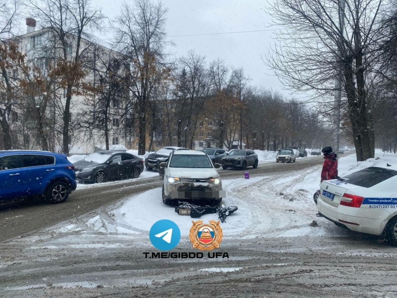 В Уфе водитель иномарки сбил парня на электросамокате В Уфе водитель иномарки сбил парня на электросамокате