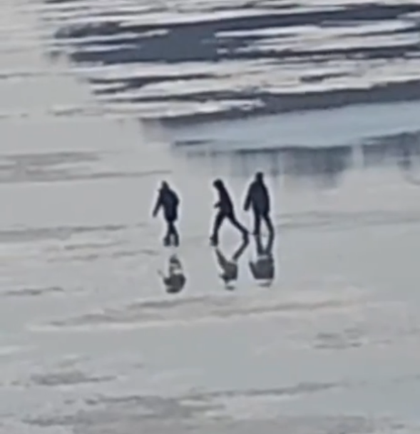 В Уфе засняли детей, гуляющих по льду реки Белой В Уфе засняли детей, гуляющих по льду реки Белой