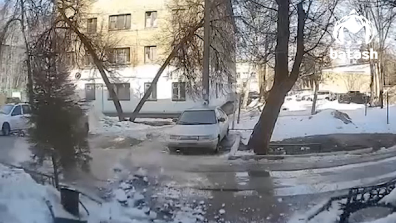 В Башкирии следователи устанавливают обстоятельства падения наледи возле женщины с ребенком В Башкирии следователи устанавливают обстоятельства падения наледи возле женщины с ребенком