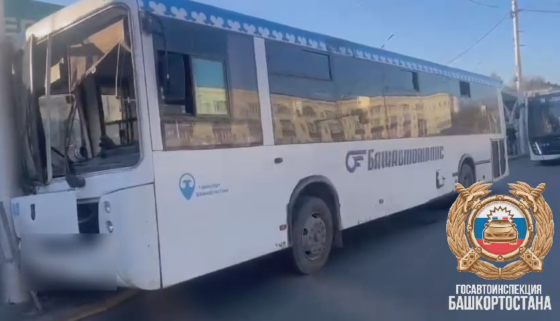 В Уфе автобус с 20 пассажирами врезался в электроопору В Уфе автобус с 20 пассажирами врезался в электроопору