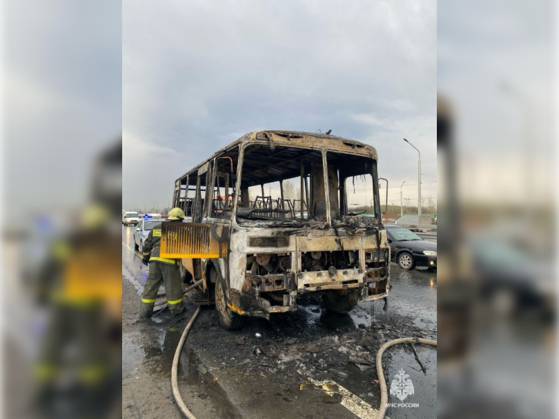 В Уфе на ходу загорелся школьный автобус В Уфе на ходу загорелся школьный автобус