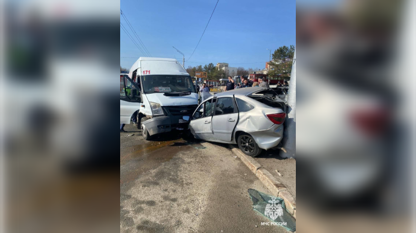 В Уфе пассажирский автобус выехал на встречную полосу и врезался в автомобили В Уфе пассажирский автобус выехал на встречную полосу и врезался в автомобили