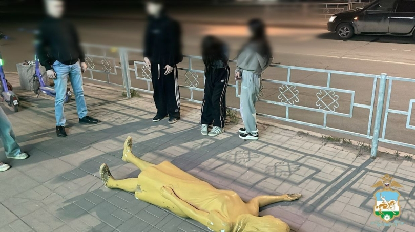 В Уфе полицейские задержали подростков, повредивших арт-объект В Уфе полицейские задержали подростков, повредивших арт-объект