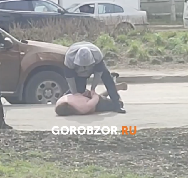 В Уфе полуголый мужчина напал на подростка В Уфе полуголый мужчина напал на подростка