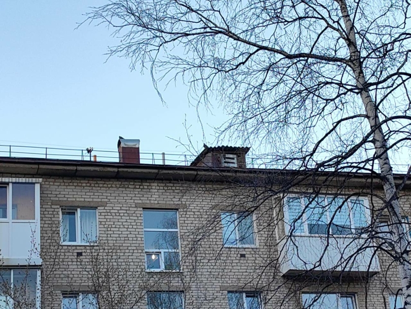 В Уфе проведут проверку после падения шифера, который едва не убил мужчину с коляской В Уфе проведут проверку после падения шифера, который едва не убил мужчину с коляской