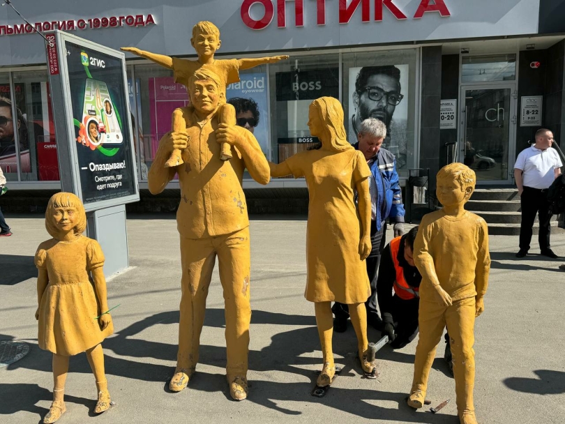 В Уфе восстановили арт-объект «Памятник счастливой семье» В Уфе восстановили арт-объект «Памятник счастливой семье»