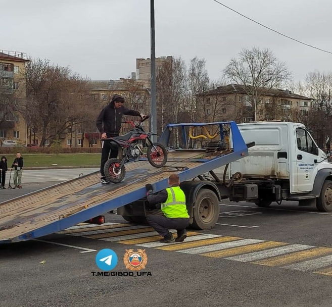 В Уфе задержали 18-летнюю девушку за рулем питбайка без прав В Уфе задержали 18-летнюю девушку за рулем питбайка без прав