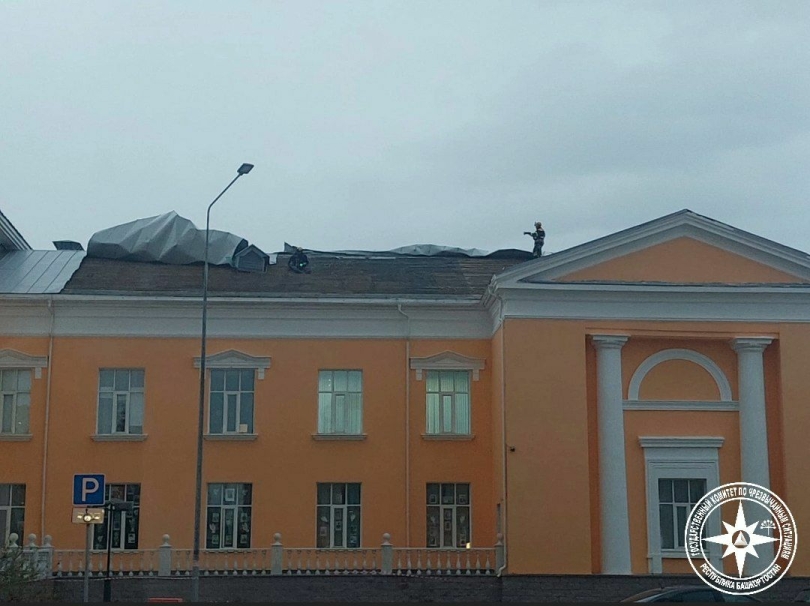 В Башкирии шквалистый ветер повредил 6 крыш В Башкирии шквалистый ветер повредил 6 крыш