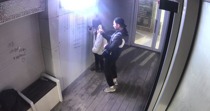 В Уфе молодые люди исписали маркером умную остановку и сняли все на камеру В Уфе молодые люди исписали маркером умную остановку и сняли все на камеру