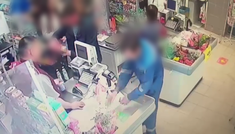 В Уфе мужчина похитил более 4 тысяч рублей с найденной чужой банковской карты В Уфе мужчина похитил более 4 тысяч рублей с найденной чужой банковской карты