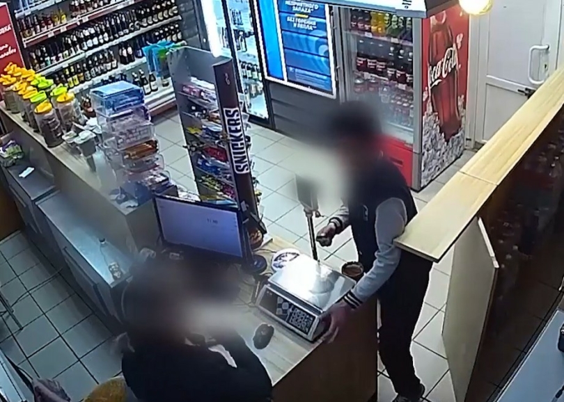 В Уфе мужчина угрожал кассиру ножом В Уфе мужчина угрожал кассиру ножом