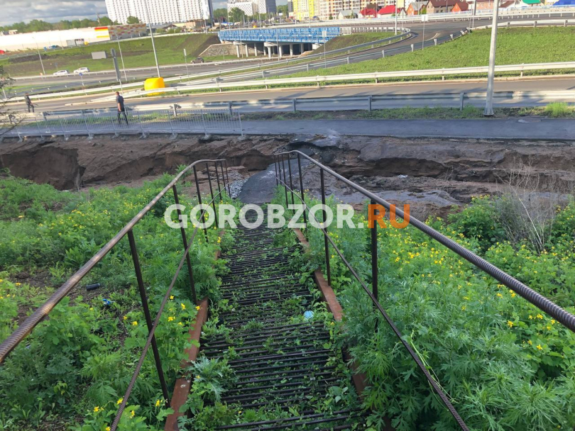В Уфе после ливня размыло улицу Рыленко В Уфе после ливня размыло улицу Рыленко