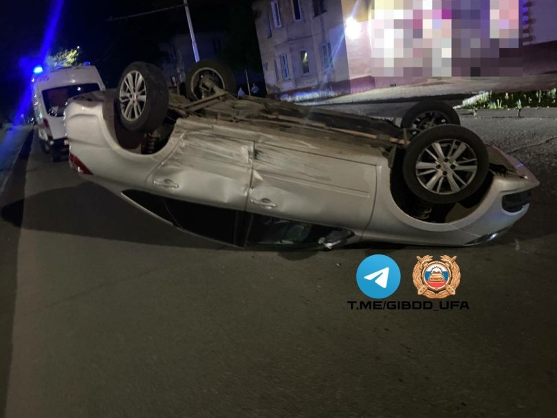 Автомобиль перевернулся в лобовом ДТП в Уфе Автомобиль перевернулся в лобовом ДТП в Уфе
