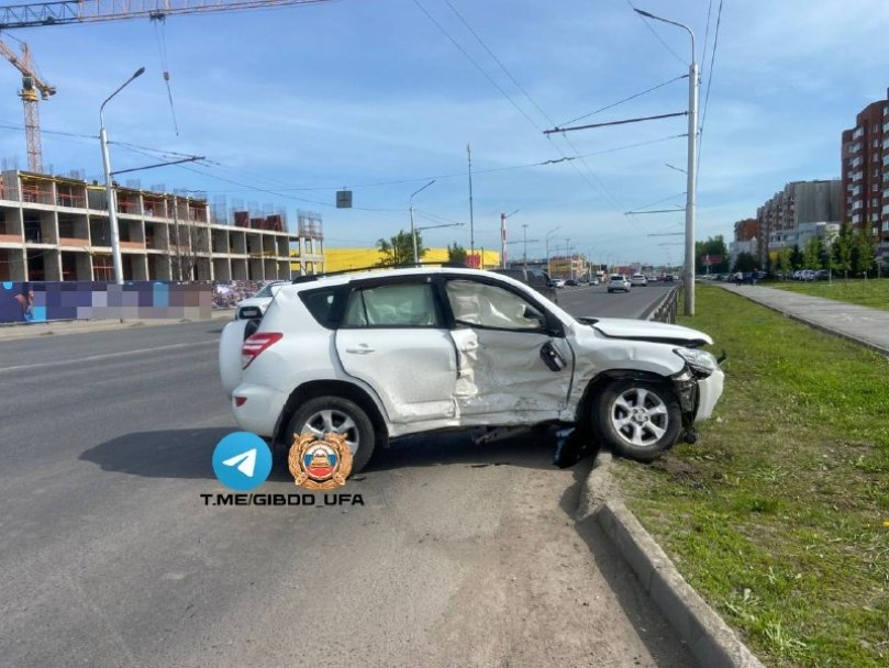 Два водителя пострадали в лобовой аварии в Уфе Два водителя пострадали в лобовой аварии в Уфе