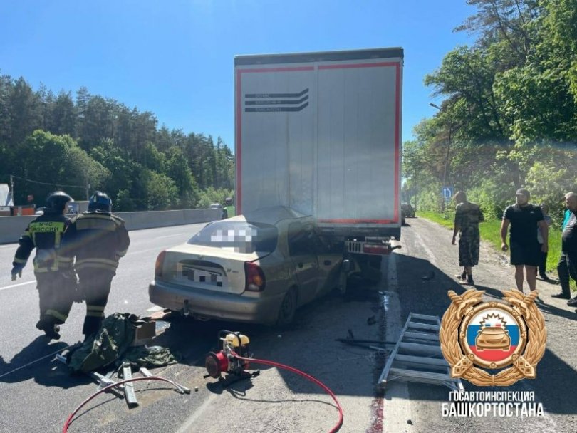 Под Уфой автомобиль врезался в грузовик, есть погибший Под Уфой автомобиль врезался в грузовик, есть погибший