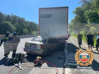 Под Уфой автомобиль врезался в грузовик, есть погибший