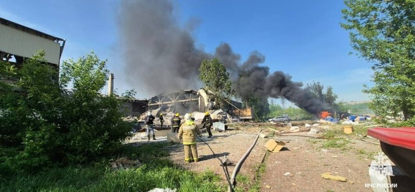 В Башкирии на производстве парафина произошел сильный хлопок и пожар В Башкирии на производстве парафина произошел сильный хлопок и пожар