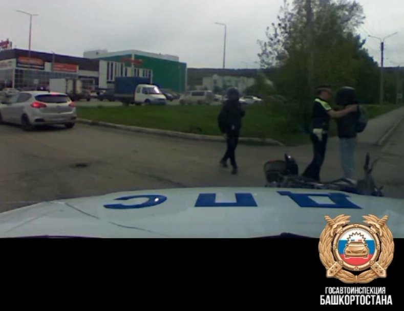 В Башкирии подростки, пытаясь скрыться от экипажа ДПС, упали с мотоцикла В Башкирии подростки, пытаясь скрыться от экипажа ДПС, упали с мотоцикла