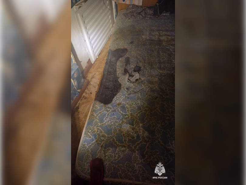 В Башкирии сотрудники МЧС спасли из горящей квартиры двух человек В Башкирии сотрудники МЧС спасли из горящей квартиры двух человек