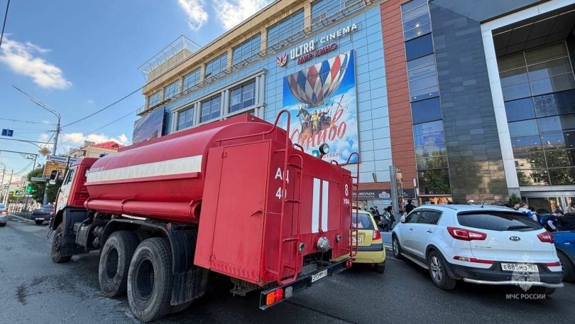 В Уфе эвакуировали ТЦ «Мир» В Уфе эвакуировали ТЦ «Мир»