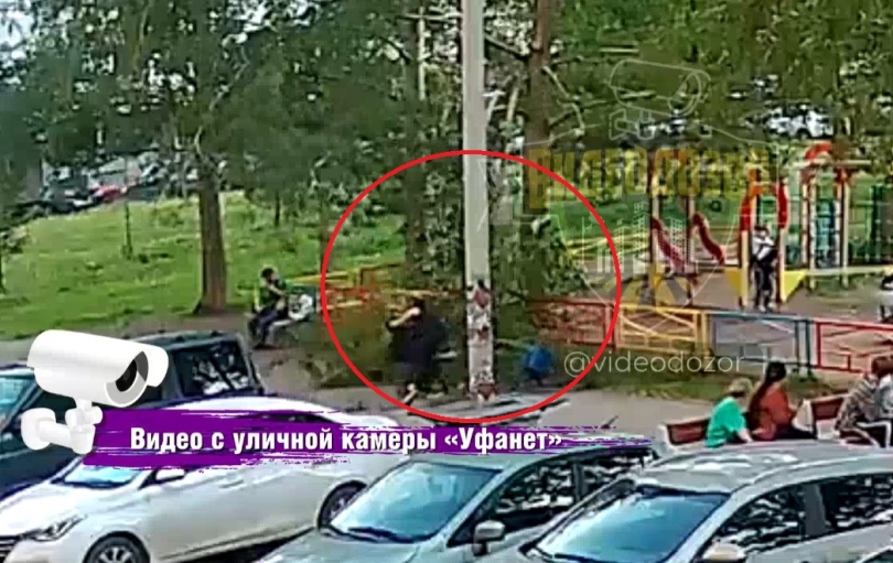 В Уфе на мужчину с ребенком в коляске рухнула огромная ветка В Уфе на мужчину с ребенком в коляске рухнула огромная ветка