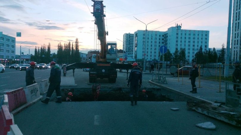 В Уфе из-за повреждения на трубопроводе закрыли дорогу в Затон В Уфе из-за повреждения на трубопроводе закрыли дорогу в Затон