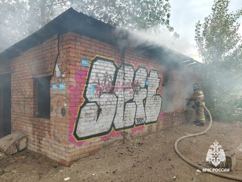 В Уфе огнеборцы тушат пожар в гараже В Уфе огнеборцы тушат пожар в гараже