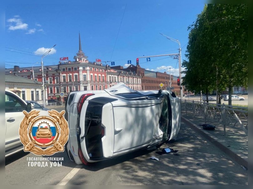 В Уфе Toyota опрокинулась на бок после столкновения с иномаркой В Уфе Toyota опрокинулась на бок после столкновения с иномаркой