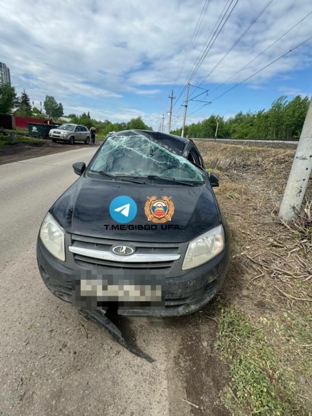 В Уфе водитель опрокинул автомобиль и врезался в электроопору В Уфе водитель опрокинул автомобиль и врезался в электроопору