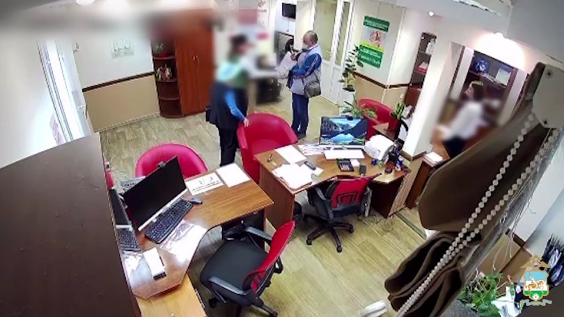 В Уфе женщина с гранатой ограбила две микрофинансовые организации В Уфе женщина с гранатой ограбила две микрофинансовые организации