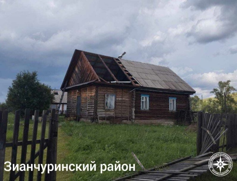 Сильный ветер повредил крыши домов в Башкирии Сильный ветер повредил крыши домов в Башкирии