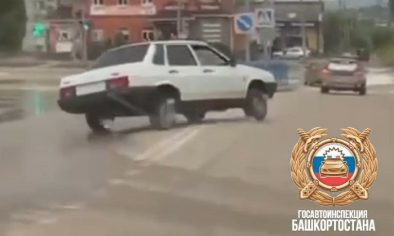 В Башкирии молодой водитель устроил дрифт в центре города В Башкирии молодой водитель устроил дрифт в центре города