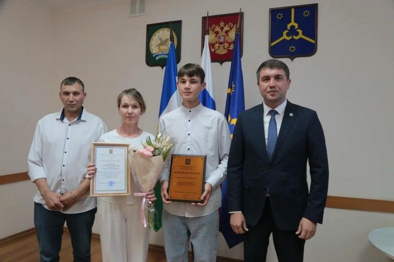 В Башкирии наградили школьника, который спас выпавшую из окна девочку В Башкирии наградили школьника, который спас выпавшую из окна девочку