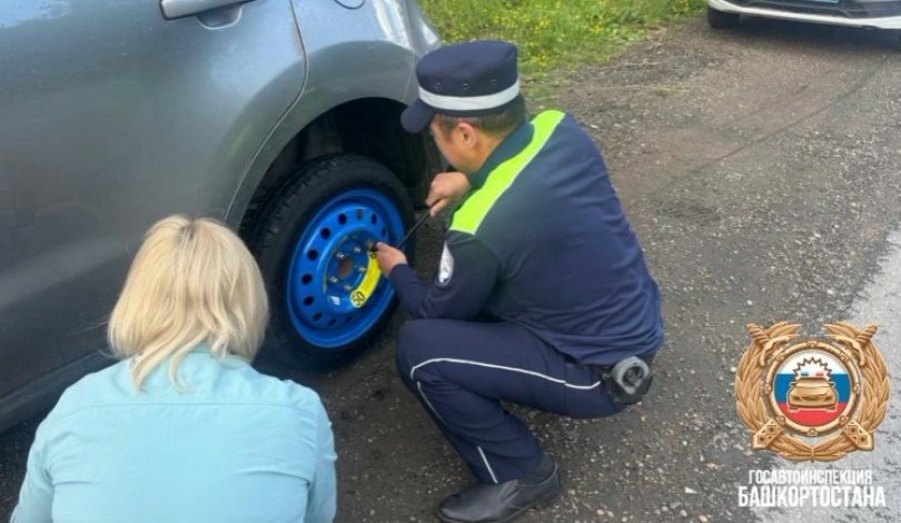 В Башкирии сотрудники ДПС помогли на дороге женщине с двумя детьми В Башкирии сотрудники ДПС помогли на дороге женщине с двумя детьми