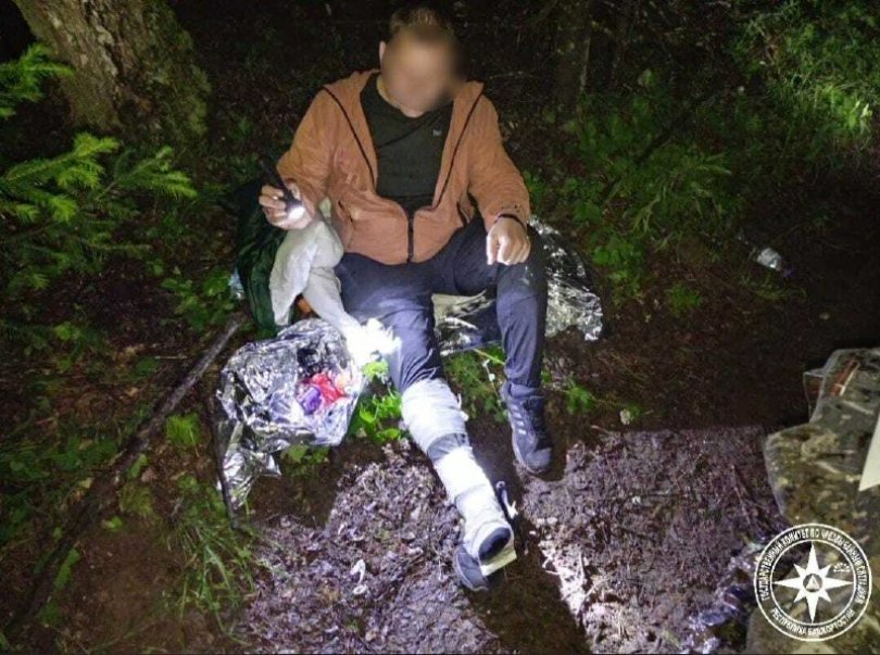 В Башкирии спасатели эвакуировали туриста, сломавшего ногу при спуске с горы В Башкирии спасатели эвакуировали туриста, сломавшего ногу при спуске с горы