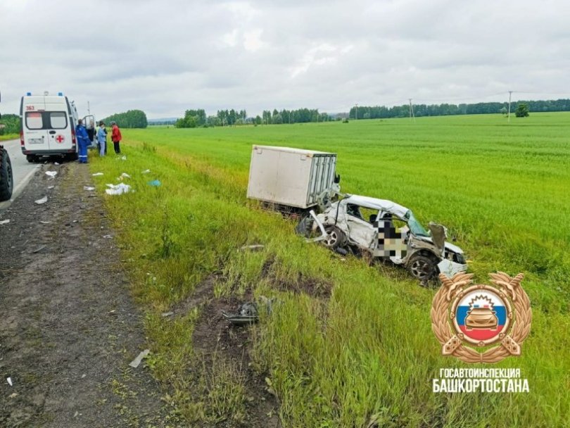 В Башкирии в ДТП с грузовиком погибли два человека В Башкирии в ДТП с грузовиком погибли два человека