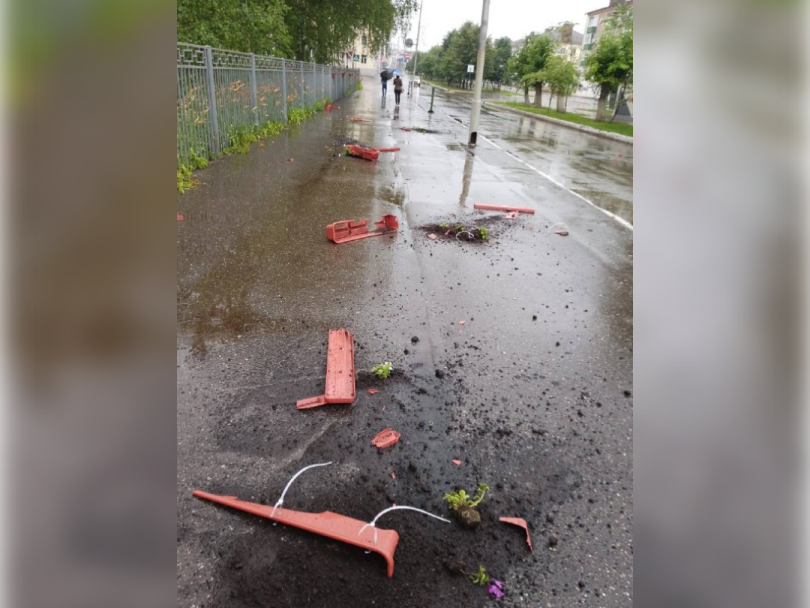 В Башкирии вандалы разбили кашпо с цветами В Башкирии вандалы разбили кашпо с цветами