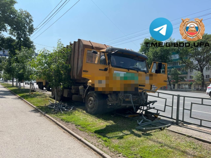 В Уфе грузовик протаранил ограждение В Уфе грузовик протаранил ограждение